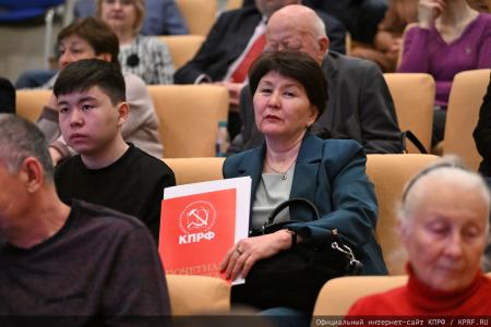 На заседании фракции КПРФ в Госдуме состоялось чествование победителей конкурса детских рисунков и сочинений, приуроченного ко дню космонавтики