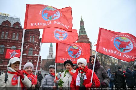 «Продолжая славный космический полет». Коммунисты во главе с Г.А. Зюгановым почтили у Кремлевской стены память советских покорителей Космоса