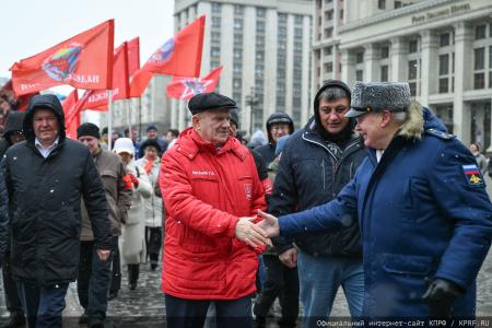 «Продолжая славный космический полет». Коммунисты во главе с Г.А. Зюгановым почтили у Кремлевской стены память советских покорителей Космоса