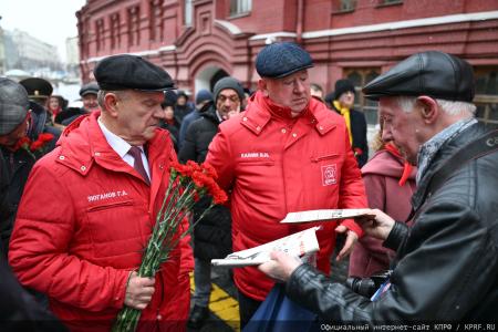 «Продолжая славный космический полет». Коммунисты во главе с Г.А. Зюгановым почтили у Кремлевской стены память советских покорителей Космоса