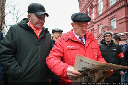 «Продолжая славный космический полет». Коммунисты во главе с Г.А. Зюгановым почтили у Кремлевской стены память советских покорителей Космоса