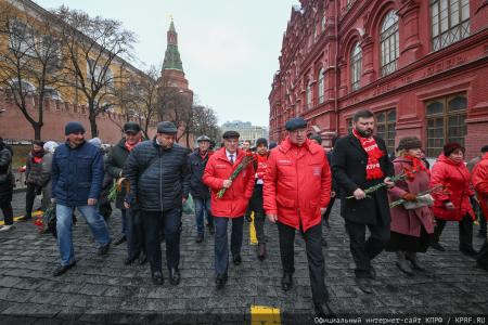 «Продолжая славный космический полет». Коммунисты во главе с Г.А. Зюгановым почтили у Кремлевской стены память советских покорителей Космоса
