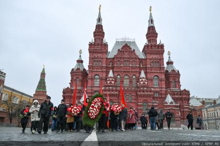«Продолжая славный космический полет». Коммунисты во главе с Г.А. Зюгановым почтили у Кремлевской стены память советских покорителей Космоса