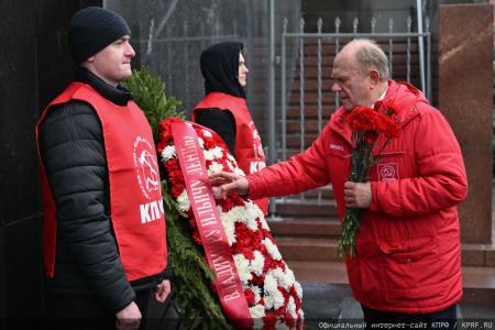 «Продолжая славный космический полет». Коммунисты во главе с Г.А. Зюгановым почтили у Кремлевской стены память советских покорителей Космоса