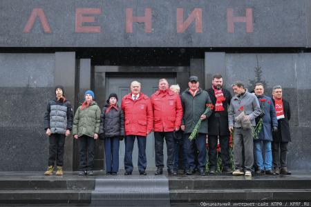 «Продолжая славный космический полет». Коммунисты во главе с Г.А. Зюгановым почтили у Кремлевской стены память советских покорителей Космоса