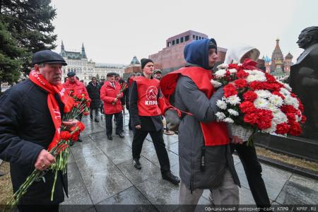 «Продолжая славный космический полет». Коммунисты во главе с Г.А. Зюгановым почтили у Кремлевской стены память советских покорителей Космоса