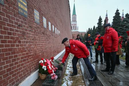 «Продолжая славный космический полет». Коммунисты во главе с Г.А. Зюгановым почтили у Кремлевской стены память советских покорителей Космоса