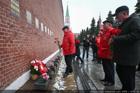 «Продолжая славный космический полет». Коммунисты во главе с Г.А. Зюгановым почтили у Кремлевской стены память советских покорителей Космоса