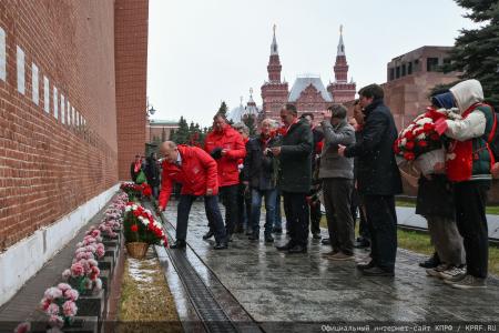 «Продолжая славный космический полет». Коммунисты во главе с Г.А. Зюгановым почтили у Кремлевской стены память советских покорителей Космоса