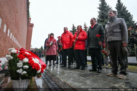 «Продолжая славный космический полет». Коммунисты во главе с Г.А. Зюгановым почтили у Кремлевской стены память советских покорителей Космоса
