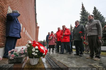 «Продолжая славный космический полет». Коммунисты во главе с Г.А. Зюгановым почтили у Кремлевской стены память советских покорителей Космоса