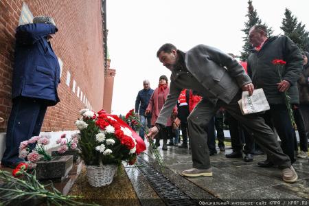 «Продолжая славный космический полет». Коммунисты во главе с Г.А. Зюгановым почтили у Кремлевской стены память советских покорителей Космоса