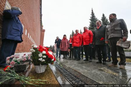 «Продолжая славный космический полет». Коммунисты во главе с Г.А. Зюгановым почтили у Кремлевской стены память советских покорителей Космоса