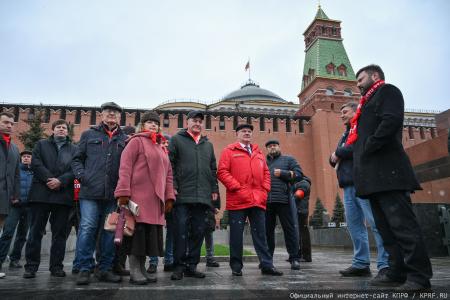 «Продолжая славный космический полет». Коммунисты во главе с Г.А. Зюгановым почтили у Кремлевской стены память советских покорителей Космоса