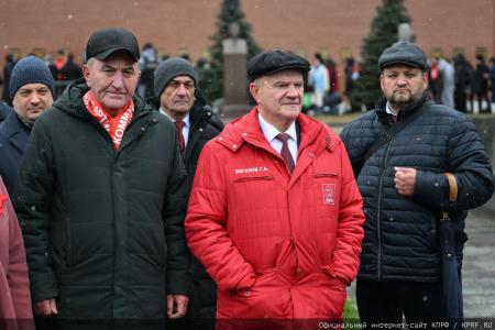 «Продолжая славный космический полет». Коммунисты во главе с Г.А. Зюгановым почтили у Кремлевской стены память советских покорителей Космоса