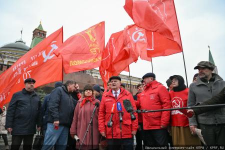 «Продолжая славный космический полет». Коммунисты во главе с Г.А. Зюгановым почтили у Кремлевской стены память советских покорителей Космоса