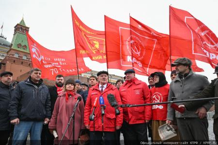 «Продолжая славный космический полет». Коммунисты во главе с Г.А. Зюгановым почтили у Кремлевской стены память советских покорителей Космоса