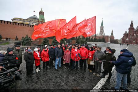 «Продолжая славный космический полет». Коммунисты во главе с Г.А. Зюгановым почтили у Кремлевской стены память советских покорителей Космоса