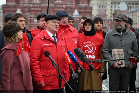«Продолжая славный космический полет». Коммунисты во главе с Г.А. Зюгановым почтили у Кремлевской стены память советских покорителей Космоса