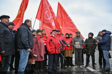 «Продолжая славный космический полет». Коммунисты во главе с Г.А. Зюгановым почтили у Кремлевской стены память советских покорителей Космоса