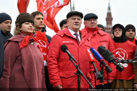 «Продолжая славный космический полет». Коммунисты во главе с Г.А. Зюгановым почтили у Кремлевской стены память советских покорителей Космоса