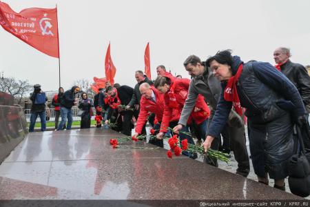 «Продолжая славный космический полет». Коммунисты во главе с Г.А. Зюгановым почтили у Кремлевской стены память советских покорителей Космоса