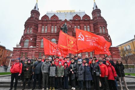 «Продолжая славный космический полет». Коммунисты во главе с Г.А. Зюгановым почтили у Кремлевской стены память советских покорителей Космоса
