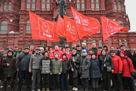 «Продолжая славный космический полет». Коммунисты во главе с Г.А. Зюгановым почтили у Кремлевской стены память советских покорителей Космоса