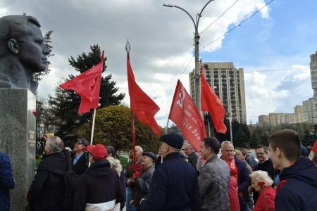 65 лет триумфу советской науки! Возложение цветов к бюсту Гагарина в Ростове-на-Дону