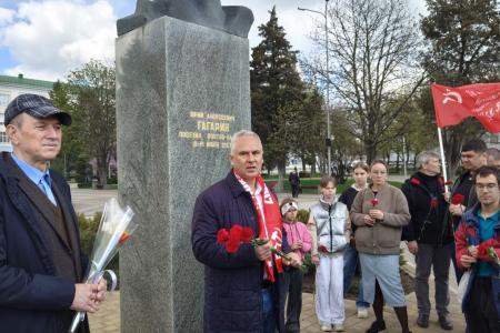 65 лет триумфу советской науки! Возложение цветов к бюсту Гагарина в Ростове-на-Дону