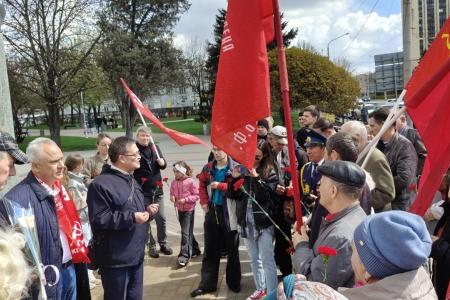 65 лет триумфу советской науки! Возложение цветов к бюсту Гагарина в Ростове-на-Дону