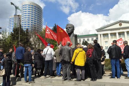 65 лет триумфу советской науки! Возложение цветов к бюсту Гагарина в Ростове-на-Дону
