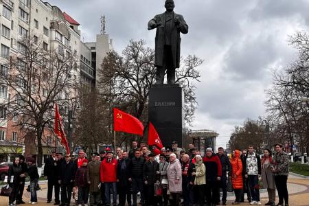 В день рождения Владимира Ильича Ленина, Айрат Гибатдинов вместе с белгородскими товарищами возложили цветы к памятнику Великого Вождя