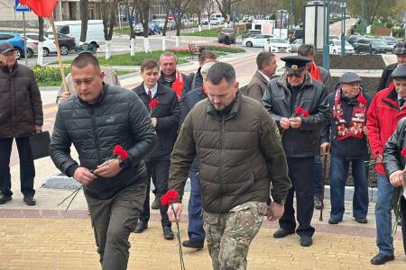 В день рождения Владимира Ильича Ленина, Айрат Гибатдинов вместе с белгородскими товарищами возложили цветы к памятнику Великого Вождя
