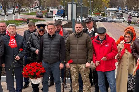 В день рождения Владимира Ильича Ленина, Айрат Гибатдинов вместе с белгородскими товарищами возложили цветы к памятнику Великого Вождя