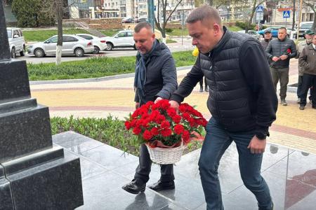 В день рождения Владимира Ильича Ленина, Айрат Гибатдинов вместе с белгородскими товарищами возложили цветы к памятнику Великого Вождя