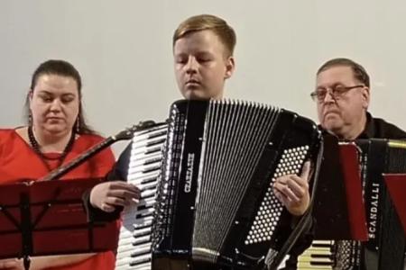 Ольга Алимова вместе с депутатом областной Думы Владимиром Есиповым посетила концерт ансамбля народных инструментов «Лель»