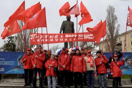 Активисты Саратовского обкома КПРФ приняли участие в торжественном мероприятии в честь 65-летия первого полёта в космос Юрия Гагарина