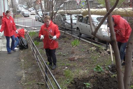 Саратовские коммунисты продолжают славную традицию Ленинских субботников