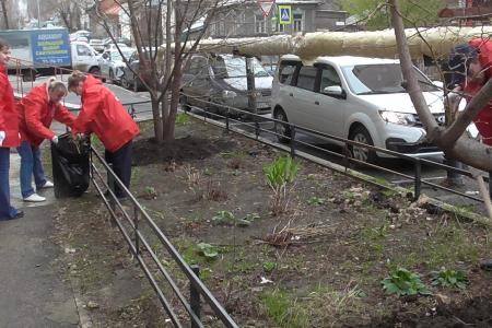 Саратовские коммунисты продолжают славную традицию Ленинских субботников