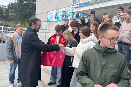 «Будь готов!»: депутат-коммунист с учителем и студентами из Красноярска провел квиз, приуроченный к 104-летию пионерской организации