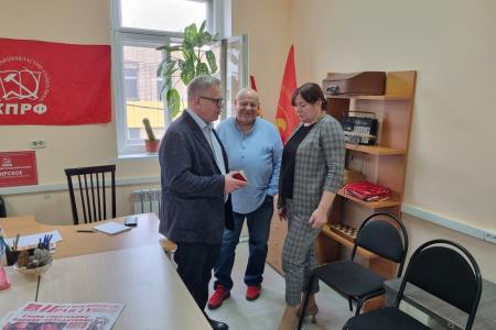 Руководитель фракции КПРФ в Мособлдуме Александр Наумов наградил однопартийцев в городе Озеры за помощь бойцам СВО