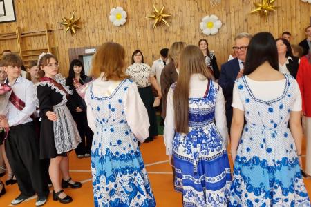 Руководитель фракции КПРФ в Мособлдуме Александр Наумов поздравил выпускников 9-х классов 1-й гимназии города Домодедово