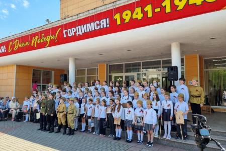 Секретари подмосковного обкома Николай Васильев и Александр Наумов поздравили жителей поселка совхоза им. Ленина с праздником Великой Победы