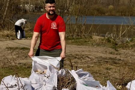 Кузбасс. В Кемерово коммунисты совместно со спортсменами и общественниками ударно провели субботник на Красном озере, посвященный Первомаю