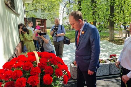 Секретари Московского обкома КПРФ Николай Васильев и Александр Наумов приняли участие в открытии мемориальной доски в Ленинском городском округе