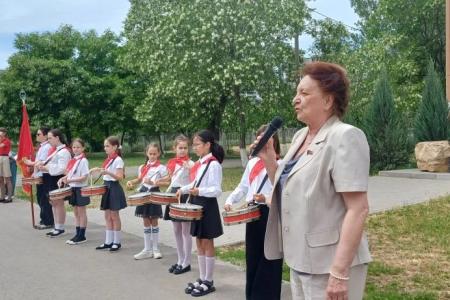 Пионерским салютом встречает красногалстучные отряды Волгоградская область