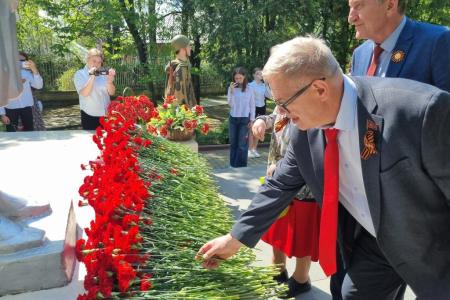 Секретари подмосковного обкома Николай Васильев и Александр Наумов поздравили жителей поселка совхоза им. Ленина с праздником Великой Победы