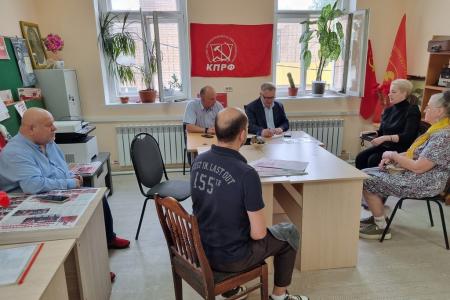 Руководитель фракции КПРФ Александр Наумов провел прием граждан в подмосковных Озерах