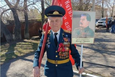 Коммунисты Приамурья прошли в «Бессмертном полку» с портретами И.В. Сталина и Знаменем Победы